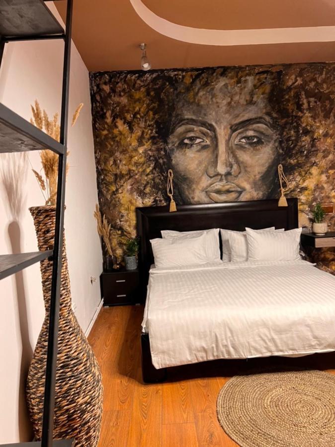Apartment Artist *